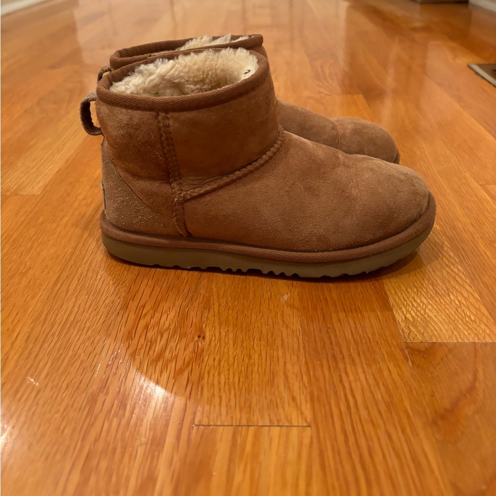 Kids mini II size 3 girls boots UGG